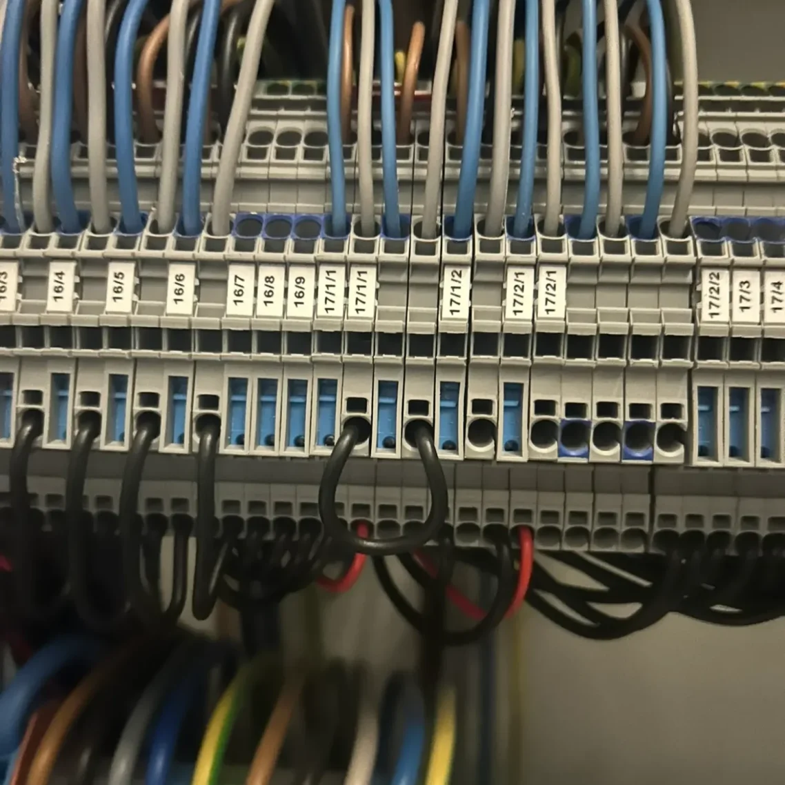 Schaltschrank Elektriker bei Elektroinstallation im Ruhrgebiet